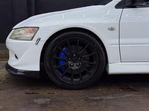 Wicked White 2005 Mitsubishi Lancer Evolution RS
