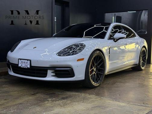 Carrara White Metallic 2018 Porsche Panamera 4