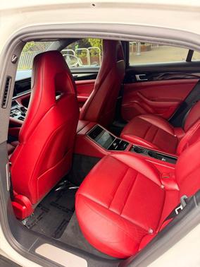 Carrara White Metallic 2018 Porsche Panamera 4
