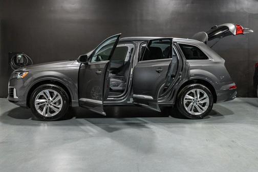 Samurai Gray Metallic 2020 Audi Q7 55 Premium Plus