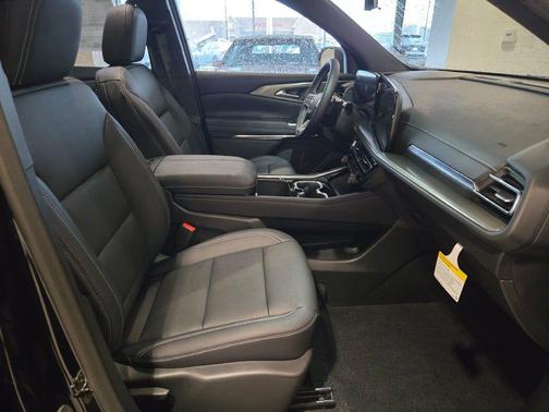 Mosaic Black Metallic 2026 Chevrolet Traverse LT