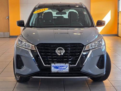 Boulder Gray Pearl/Super Black 2021 Nissan Kicks SV
