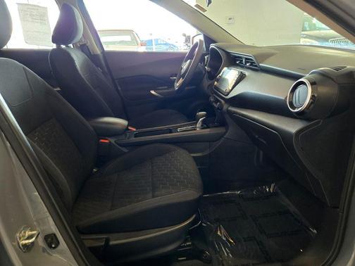 Boulder Gray Pearl/Super Black 2021 Nissan Kicks SV