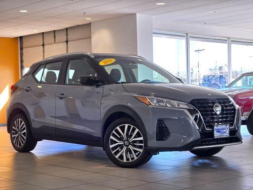 Boulder Gray Pearl/Super Black 2021 Nissan Kicks SV