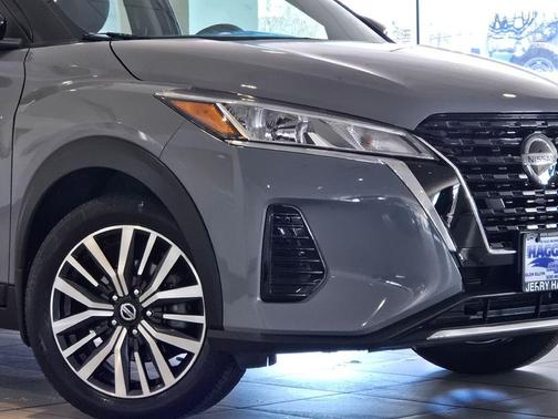 Boulder Gray Pearl/Super Black 2021 Nissan Kicks SV