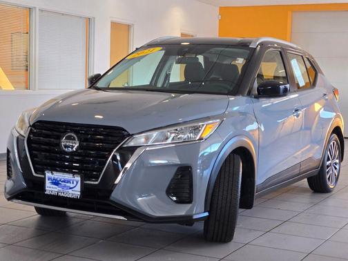 Boulder Gray Pearl/Super Black 2021 Nissan Kicks SV