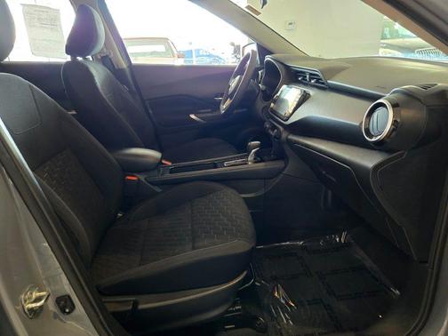 Boulder Gray Pearl/Super Black 2021 Nissan Kicks SV