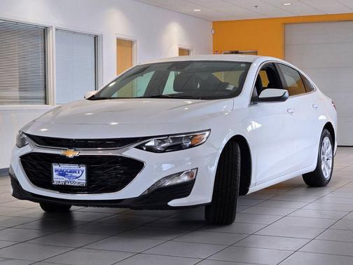 Summit White 2024 Chevrolet Malibu FWD 1LT