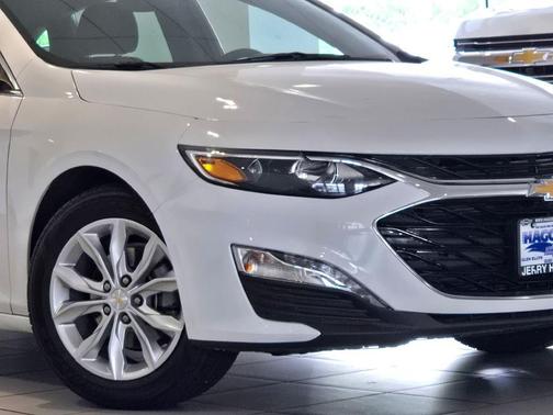 Summit White 2024 Chevrolet Malibu FWD 1LT