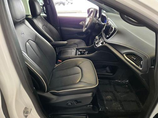 Bright White Clearcoat 2025 Chrysler Pacifica Limited