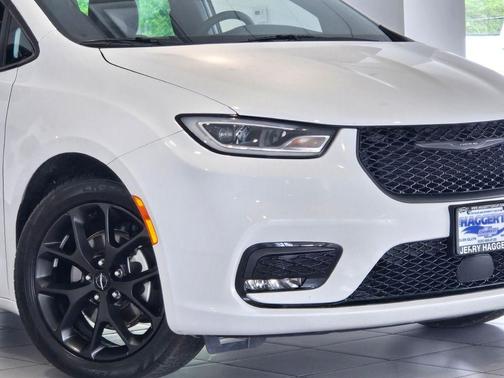 Bright White Clearcoat 2025 Chrysler Pacifica Limited