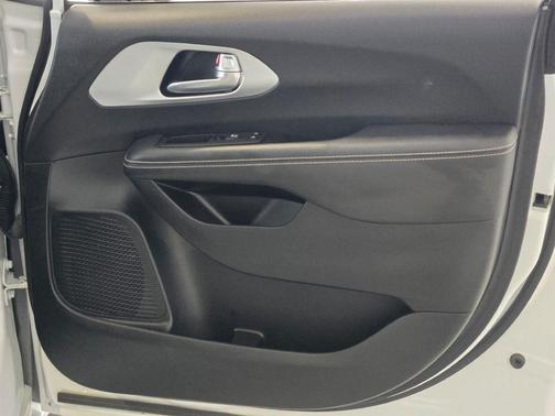Bright White Clearcoat 2025 Chrysler Pacifica Limited