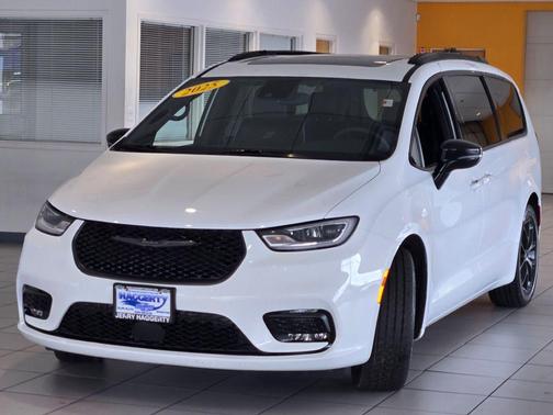 Bright White Clearcoat 2025 Chrysler Pacifica Limited