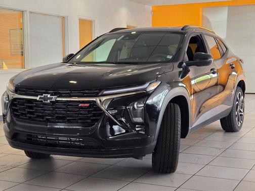 Mosaic Black Metallic 2026 Chevrolet Trax FWD 2RS