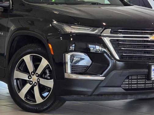 Mosaic Black Metallic 2023 Chevrolet Traverse LT Leather