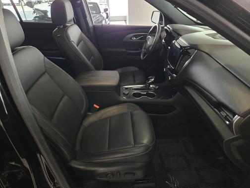 Mosaic Black Metallic 2023 Chevrolet Traverse LT Leather