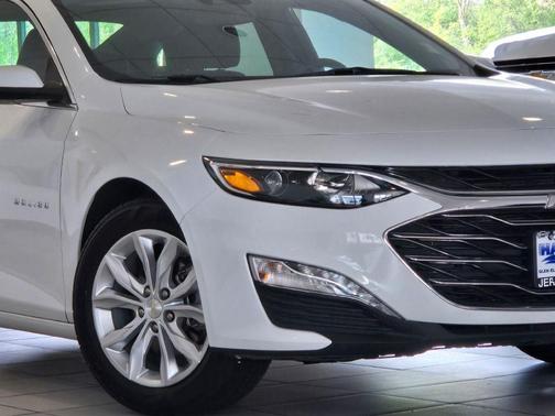 Summit White 2024 Chevrolet Malibu FWD 1LT