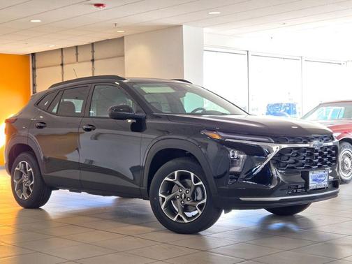 Mosaic Black Metallic 2026 Chevrolet Trax LT