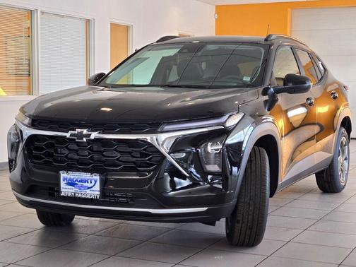 Mosaic Black Metallic 2026 Chevrolet Trax LT