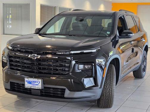 Mosaic Black Metallic 2027 Chevrolet Traverse LT