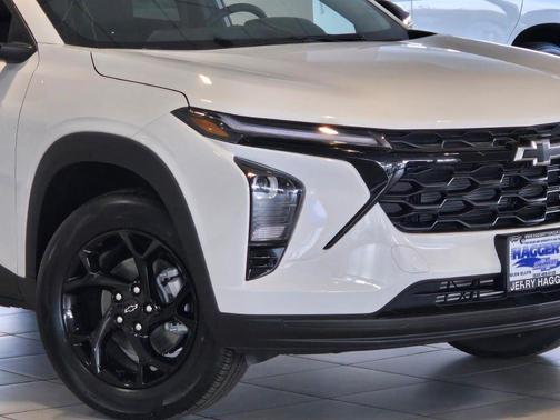 Summit White 2026 Chevrolet Trax LT