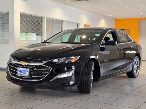 Mosaic Black Metallic 2024 Chevrolet Malibu FWD 1LT
