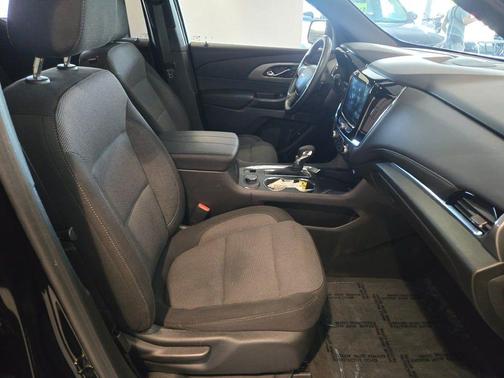 Mosaic Black Metallic 2023 Chevrolet Traverse LT Cloth