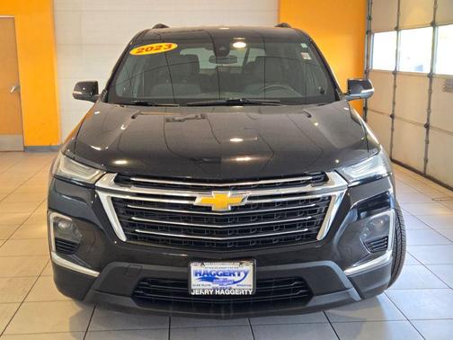 Mosaic Black Metallic 2023 Chevrolet Traverse LT Cloth