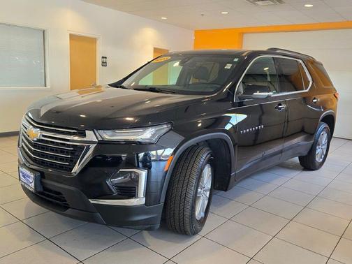 Mosaic Black Metallic 2023 Chevrolet Traverse LT Cloth