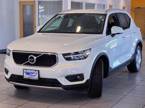 Crystal White Metallic 2022 Volvo XC40 T5 Momentum