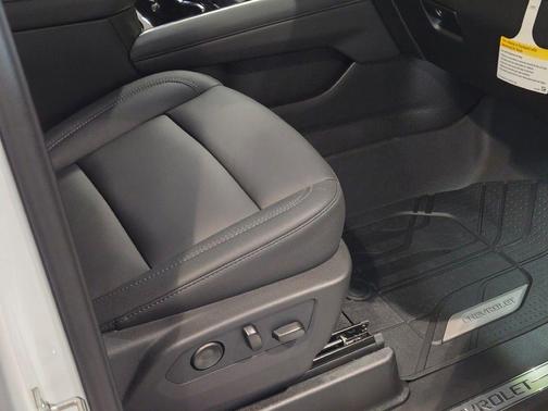 Summit White 2026 Chevrolet Suburban Z71, 4WD