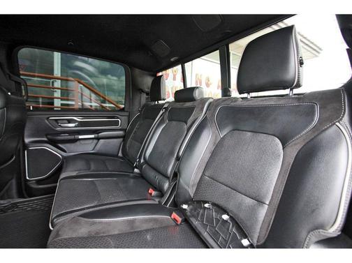 Diamond Black Crystal Pearlcoat 2019 RAM 1500 Laramie