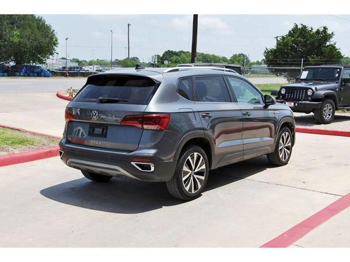 Platinum Gray Metallic 2022 Volkswagen Taos 1.5T SE