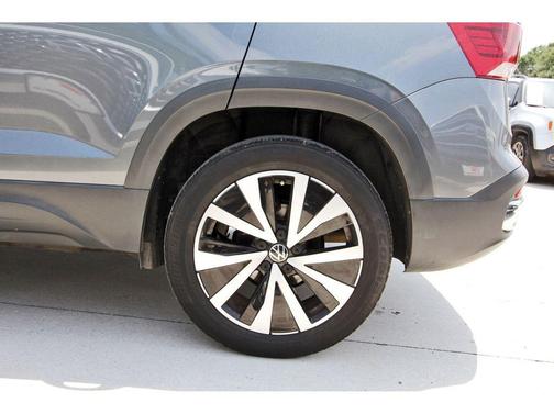 Platinum Gray Metallic 2022 Volkswagen Taos 1.5T SE