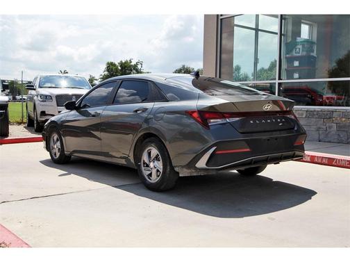 2024 Hyundai ELANTRA SE