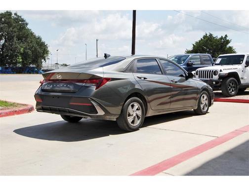 2024 Hyundai ELANTRA SE