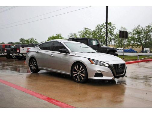 Brilliant Silver Metallic 2022 Nissan Altima SR FWD
