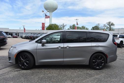 Billet Silver Metallic Clearcoat 2019 Chrysler Pacifica Touring Plus