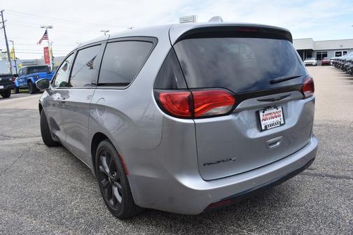 Billet Silver Metallic Clearcoat 2019 Chrysler Pacifica Touring Plus