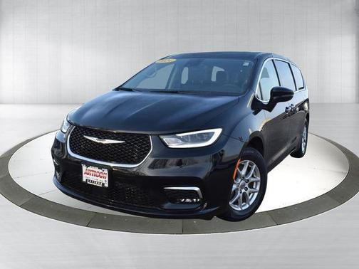 Diamond Black Crystal Pearlcoat 2024 Chrysler Pacifica Touring L