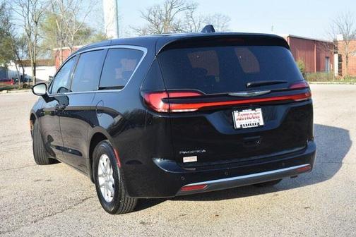 Diamond Black Crystal Pearlcoat 2025 Chrysler Pacifica Select