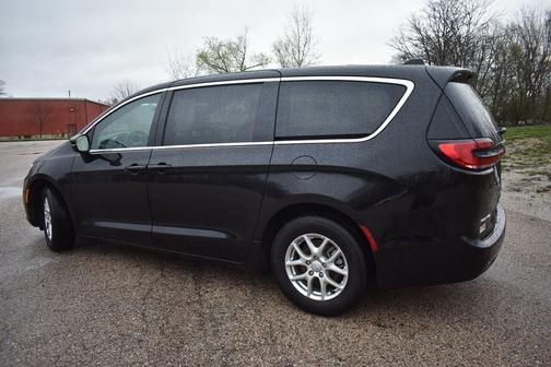 Diamond Black 2025 Chrysler Pacifica Select