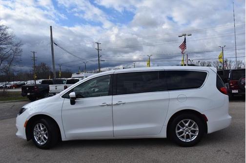 2022 Chrysler Voyager LX