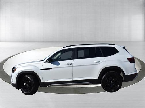 2024 Volkswagen Atlas 2.0T Peak Edition SEL