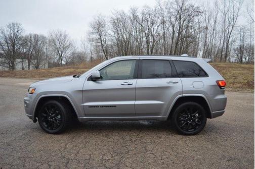 Photo 2 of 30 of 2021 Jeep Grand Cherokee Laredo X