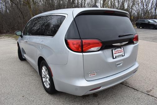 2023 Chrysler Voyager LX