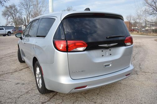 Silver Mist Clearcoat 2023 Chrysler Voyager LX