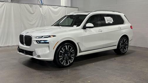 Mineral White Metallic 2027 BMW X7 xDrive40i