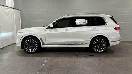 Mineral White Metallic 2027 BMW X7 xDrive40i
