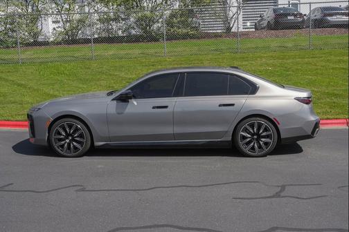 Oxide Grey Metallic 2024 BMW i7 M70